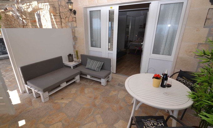 Murvica Apartment | Studio flat with terrace and sea view Murvica, Brač (AS-20190-a)