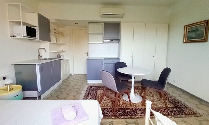 Altafulla Apartment | Studio for 2-3 in villa, satellite TV, garden, pool, 10 min. walk to the beach