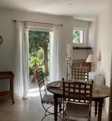 Villeneuve-les-Avignon Apartment | Studio lumineux