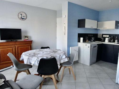 Plouhinec Apartment | Studio moderne à Plouhinec, WIFI, parking, animaux acceptés - FR-1-479-184