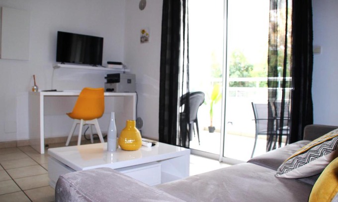 La Possession Apartment | Studio moderne, centre-ville, au calme, parking privé