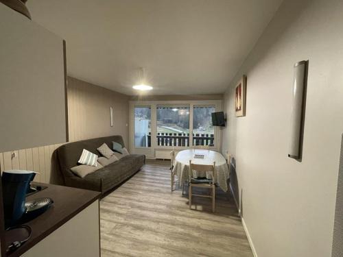 Laveissiere Apartment | Studio rénové 3*, balcon sud, pied pistes – Wifi, lave-linge, lits superposés, proche commerces - FR-1-787-53