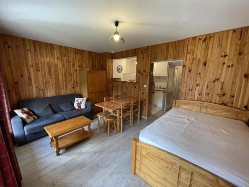 Laveissiere Apartment | Studio rénové, calme, balcon sud, jardinet, proche pistes et commerces - FR-1-787-22