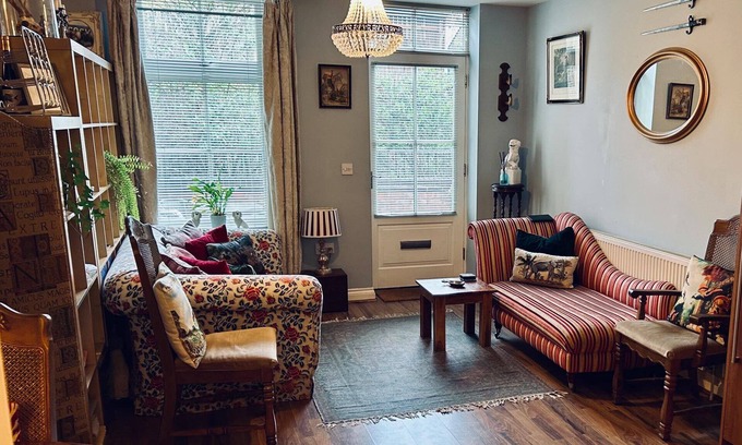 Macclesfield Apartment | Studio - Sleeps 2 - Pets - Terrace - Parking