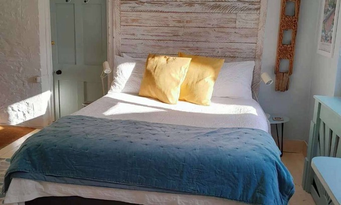 Calstock Apartment | Studio - Sleeps2 - Parking - Private Courtyard
