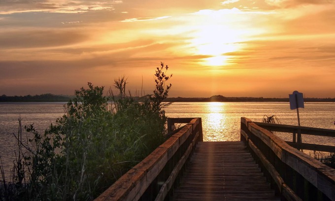 Daytona Beach Shores Apartment | Studio Suite Queen bed Kitchen Walk in Shower 1