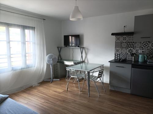 Meze Apartment | Studio vue château 100m étang, plage et halles