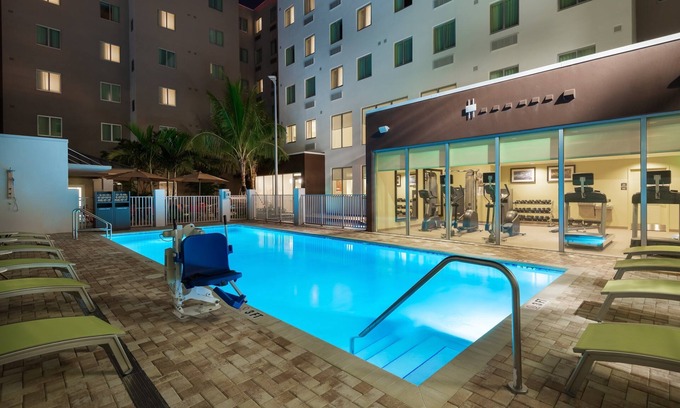 Seybold Apartment | Studio with FREE Airport Shuttle to MIA | Complimentary Breakfast + Pool Access