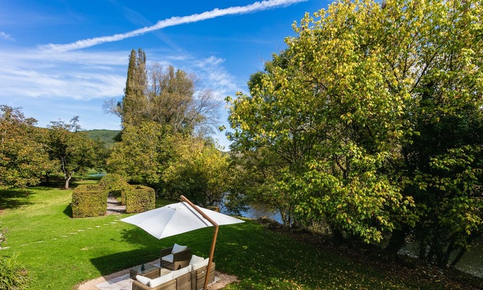 Carlux House | Stunning 2-Bed restored House privert river view