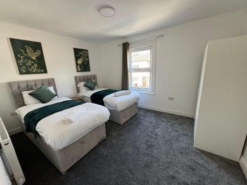Reading House | Stunning 4 BED House for Contractors & Holiday Makers