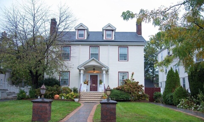 Elizabeth House | Stunning 5 BdRm/3 Bth Home near EWR Airport , Mins. from Times Square & Shopping