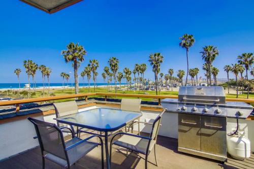 South Mission Beach House | Stunning beach home located between bay and beach with Ocean View Patio