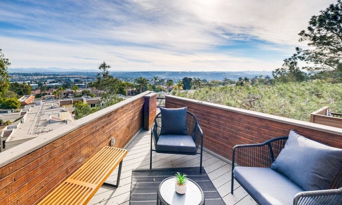 Del Mar Heights House | Stunning Del Mar Home w/Deck - 1 Mile to Beach