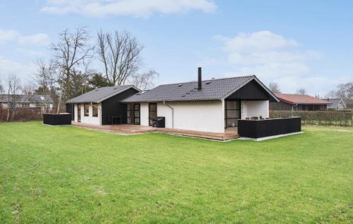 Skaven Strand House | Stunning Home In Tarm With Wifi