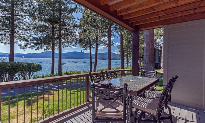 Brockway House | Stunning Lakefront Brockway Springs Home
