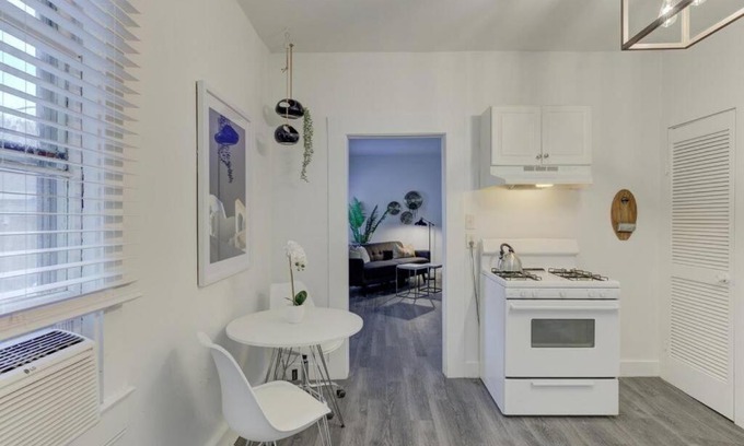 Central Gardens Apartment | Stunning Memphis Neighborhood Guest House
