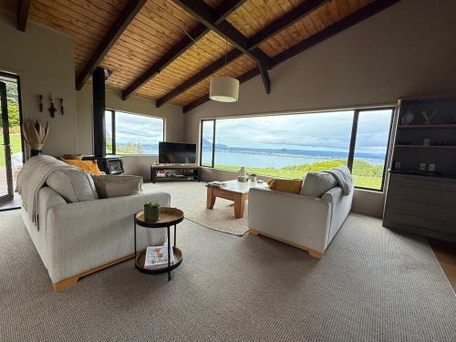 Acacia Bay House | Stunning panoramic Lakeview , spa pool & privacy