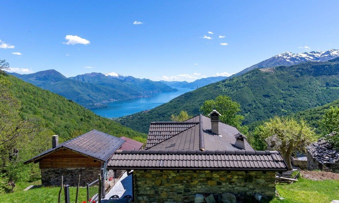 Peglio House | Stunning private villa for 6 people with TV, terrace and pets allowed