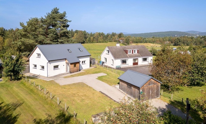 Nethy Bridge House | Stunning private villa for 6 people with WIFI, TV, patio and pets allowed