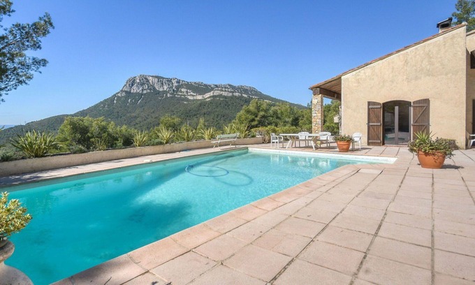 Sollies-Ville Villa | Stunning private villa for 6 people with private pool, TV and terrace