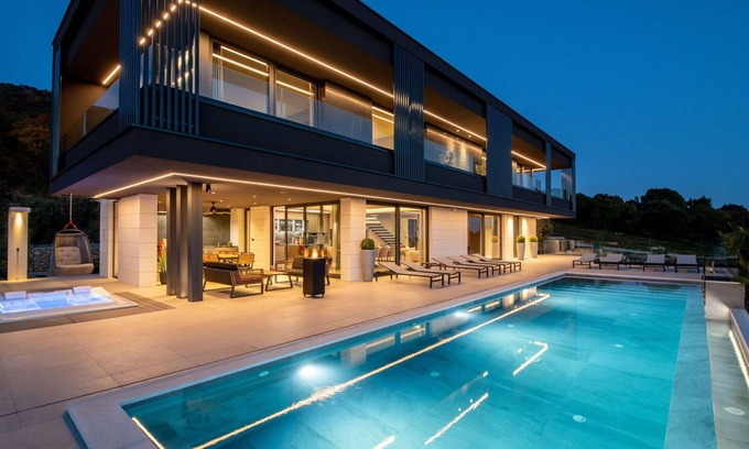 Brovinje Villa | Stunning private villa with private pool, A/C, hot tub, WIFI, TV, terrace and panoramic view