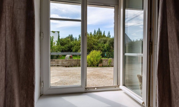 Surville House | Stunning private villa for 4 people with WIFI, TV and pets allowed