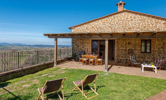 Scansano House | Stunning private villa for 8 guests with WIFI, patio, pets allowed and panoramic view