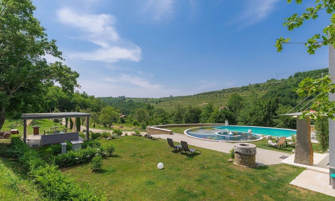 Momjan Villa | Stunning private villa for 6 people with private pool, A/C, WIFI, terrace and pets allowed
