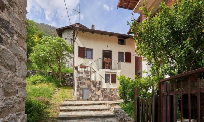 Dascio House | Stunning private villa for 3 guests with WIFI, patio and pets allowed