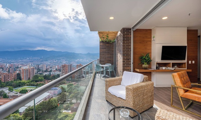 El Tesoro Apartment | - ¡ Stunning Skyline View of El Poblado ! -
