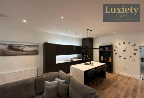 Westcliff-on-Sea Apartment | Stunning & Sleek 2BR Excellent Location Nr Cliffs Pavillion by Luxiety Stays