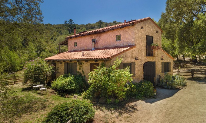 Redwood City House | Stunning Tuscan style Home w/breathtaking view, near the ocean, city and trails