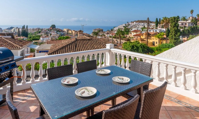 Almunecar Ski Chalet | Stunning View, 2 Terraces, Close to Beach & Restaurants