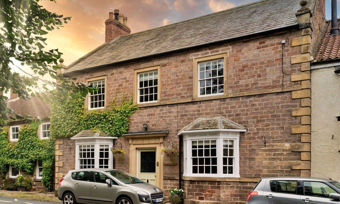 Catterick House | Stunning villa for 14 people with hot tub, WIFI, TV, pets allowed and parking