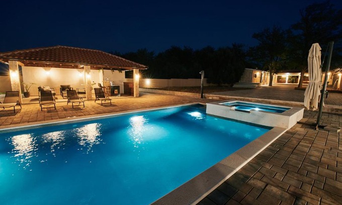Privlaka Villa | Stunning Villa for 10 people with large heated pool-50m2, jacuzzi and gym - by TA Leut Agency