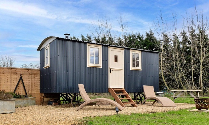 Brackley House | Stunning villa for 2 people with WIFI and pets allowed