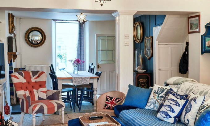 Kingsand House | Stunning villa for 6 guests with WIFI, terrace and pets allowed