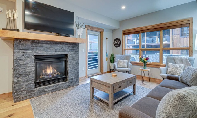 Canmore Condo | Stunning White Spruce Lodge - Walk to Main Street!