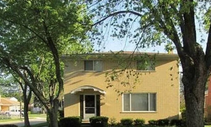 Warren House | Stunting Sunburst Peaceful Palace Spacious 5-bedroom house in Center Line, MI.