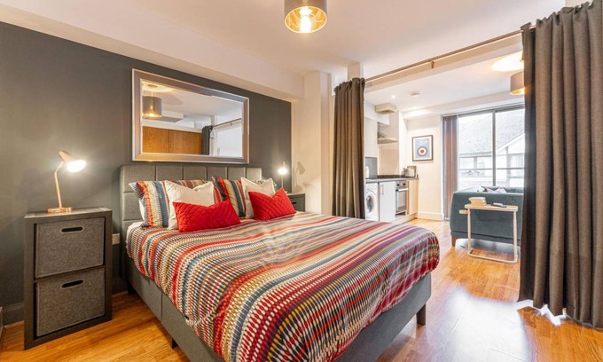 Convention Quarter Apartment | Stylish 1 Bedroom Apartment - Central Birmingham, Cube and Mailbox
