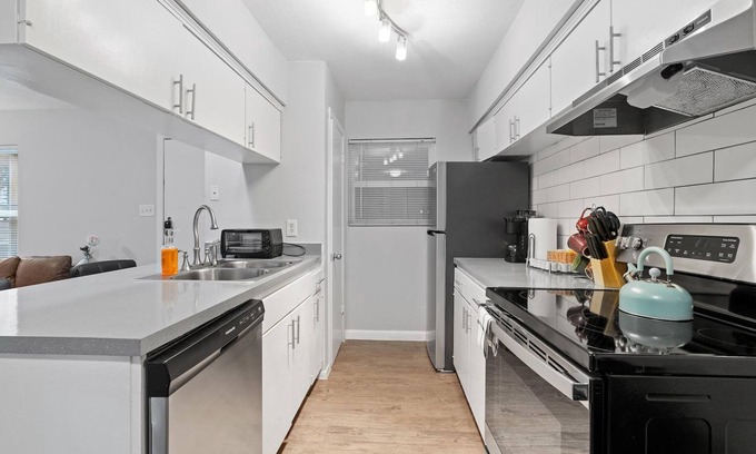 Highland Apartment | Stylish 1BR Near UT Highland Evonify