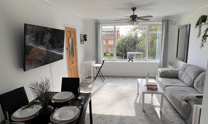 Tatenhill Apartment | Stylish 2-Bed Flat Allesley Coventry | BHX NEC