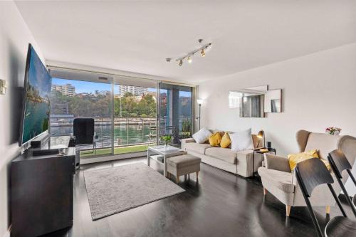 Woolloomooloo Apartment | Stylish 2BR Finger Wharf Getaway