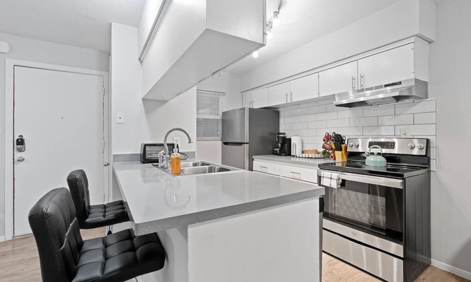Skyview Apartment | Stylish 2BR Near UT Highland Evonify