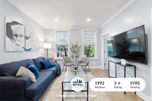 West Town Apartment | Stylish 2BR Urban Retreat in River West