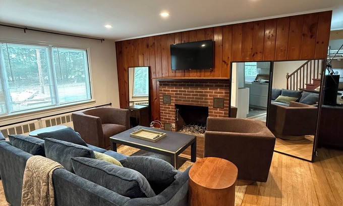 Stony Brook House | Stylish 4BR house near Stony Brook University & Hospital