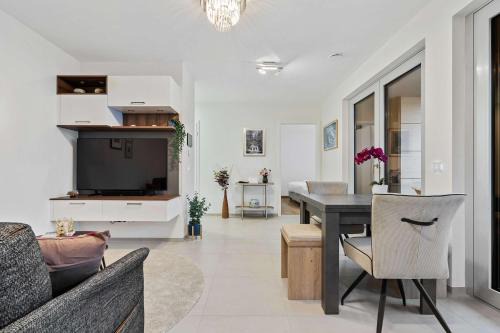 Gasperich Apartment | Stylish Apt with Balcony WiFi & Free Parking
