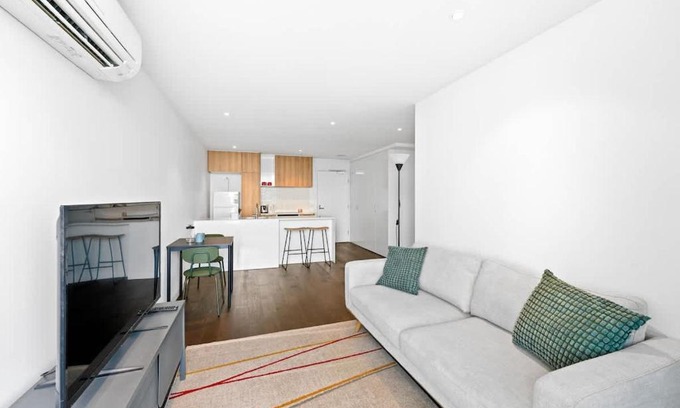 Saint Kilda South Apartment | Stylish City-View 1BR Apt in St Kilda
