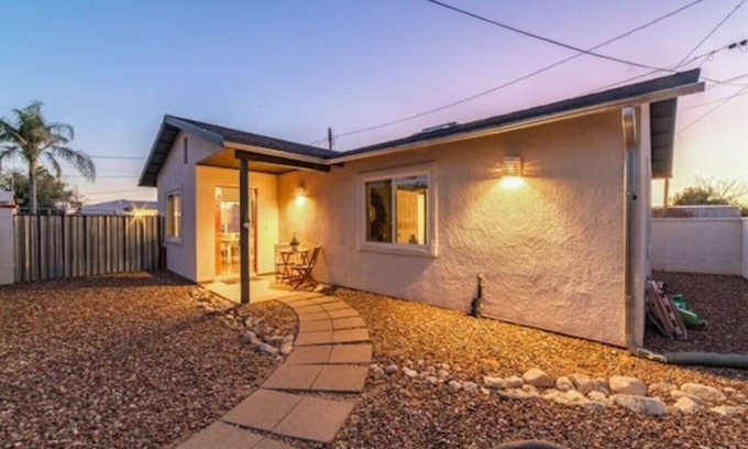 Campus Farm House | Stylish & Cozy/1 BR 1 BA/Parking/Casita