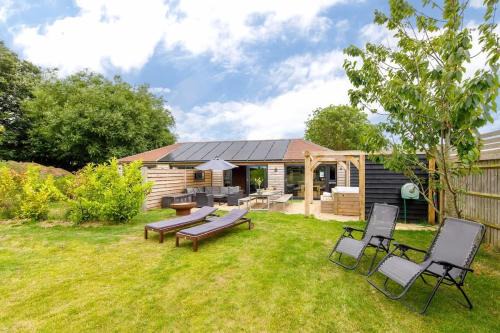 Chichester Ski Chalet | Stylish Getaway Vast Courtyard Hot Tub